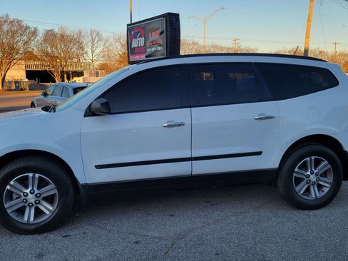 Used 2017 Chevrolet Traverse LS image 2