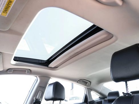 Used 2019 Honda Civic Touring image 5