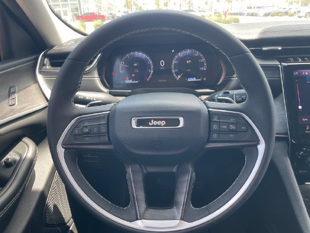Used 2023 Jeep Grand Cherokee L Limited AWD/4WD image 11