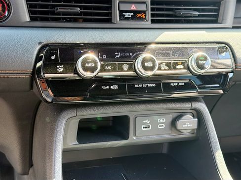 Used 2024 Honda Pilot TrailSport image 18