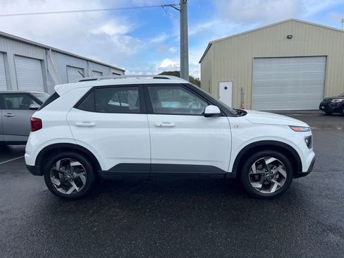 Used 2025 Hyundai Venue SEL FWD image 8