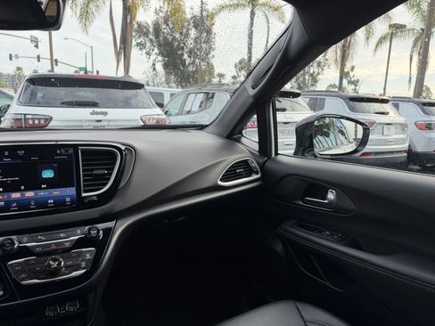 Used 2025 Chrysler Pacifica Select image 38