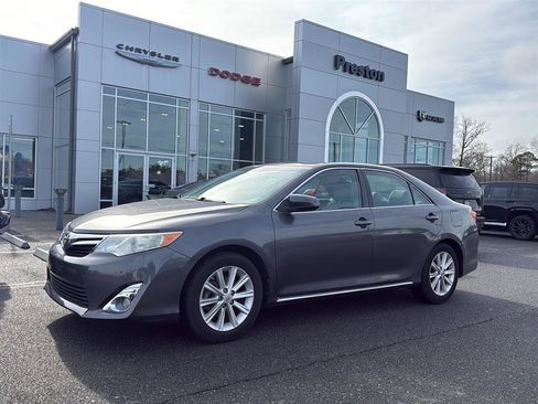 Used 2013 Toyota Camry XLE w/ Leather Pkg image 2
