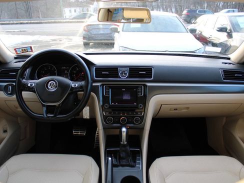 Used 2017 Volkswagen Passat 1.8T R-Line image 32