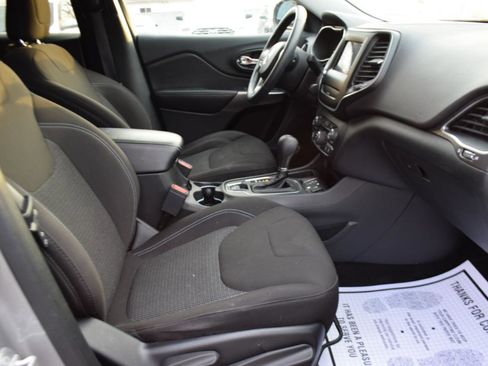 Used 2019 Jeep Cherokee Latitude w/ Popular Appearance Group FWD image 24