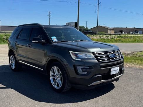 Used 2017 Ford Explorer XLT w/ Equipment Group 202A AWD/4WD image 36