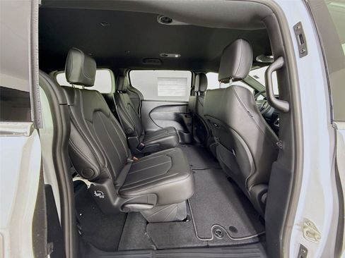 New 2026 Chrysler Pacifica Select image 30