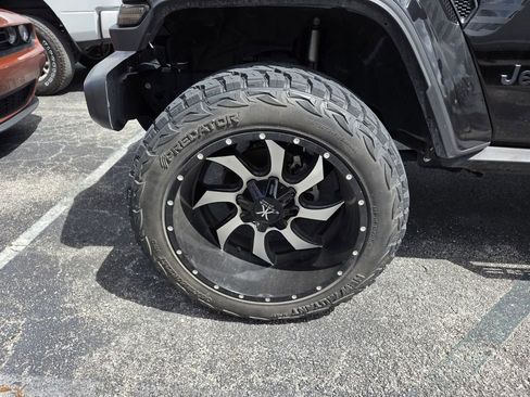 Used 2024 Jeep Gladiator Sport AWD/4WD image 2