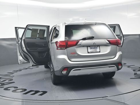 Used 2020 Mitsubishi Outlander ES image 27