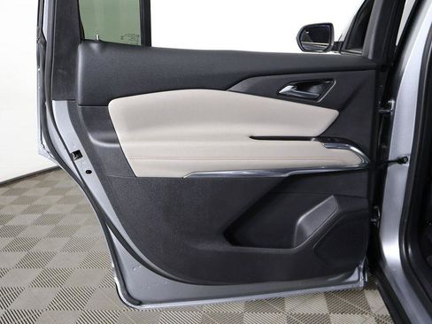 Used 2025 Chevrolet Traverse LT image 26