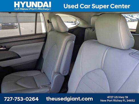 Used 2020 Toyota Highlander XLE FWD image 18