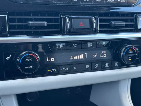 Used 2022 Nissan Pathfinder SL AWD/4WD image 22