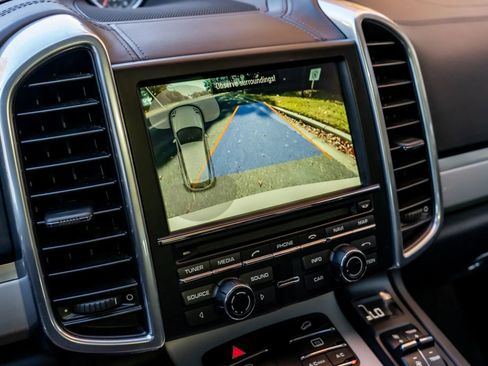 Used 2015 Porsche Cayenne Turbo image 18