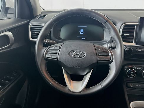 Used 2024 Hyundai Venue SEL image 18