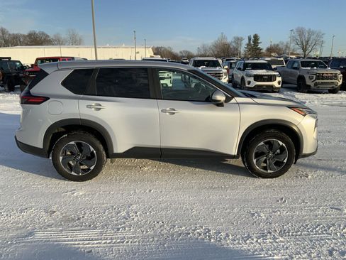 Used 2024 Nissan Rogue SV image 11