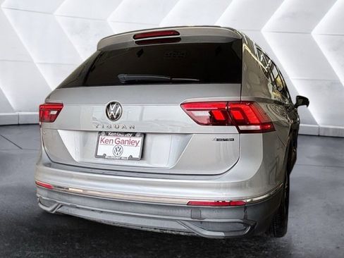 Certified 2022 Volkswagen Tiguan SE w/ Panoramic Sunroof Package image 5