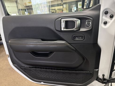 Certified 2025 Jeep Wrangler Sahara image 30