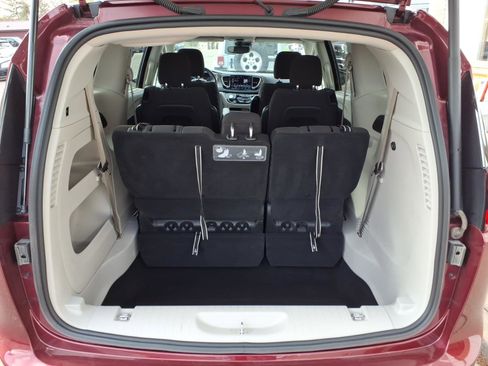 Used 2021 Chrysler Pacifica Touring w/ Cold Weather Group FWD image 20