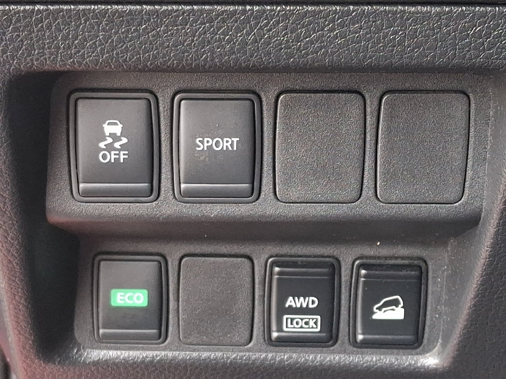 Used 2016 Nissan Rogue SV AWD/4WD image 25