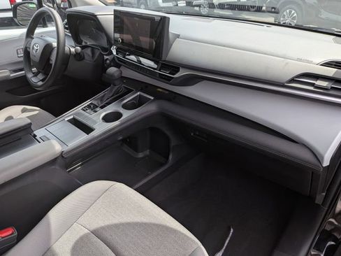 Used 2026 Toyota Sienna LE FWD image 29