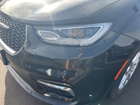 Used 2023 Chrysler Pacifica Touring-L image 9