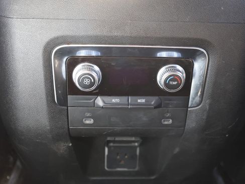 Used 2022 GMC Yukon XL SLE w/ Gmc Pro Safety Plus Package AWD/4WD image 22
