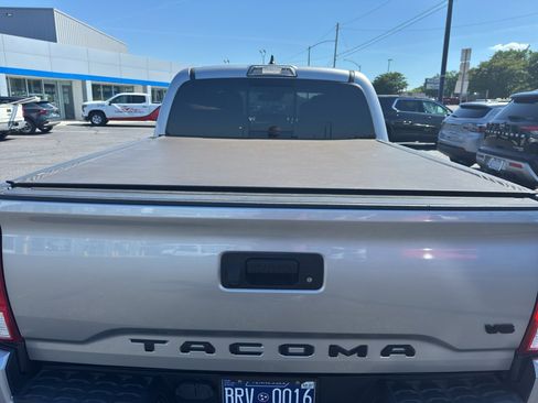 Used 2018 Toyota Tacoma TRD Sport AWD/4WD image 4