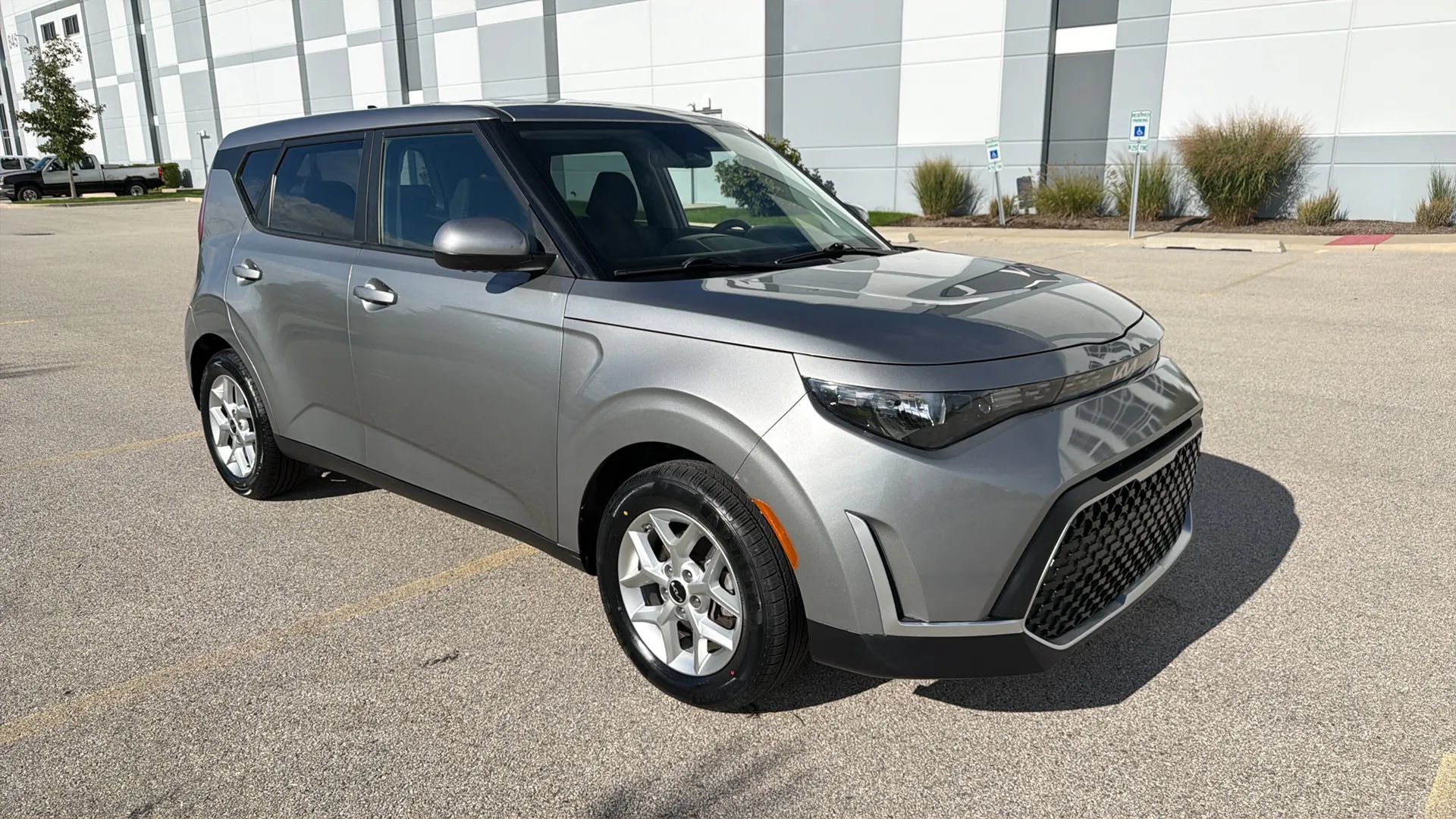 Used 2025 Kia Soul LX w/ LX Technology Package FWD image 3