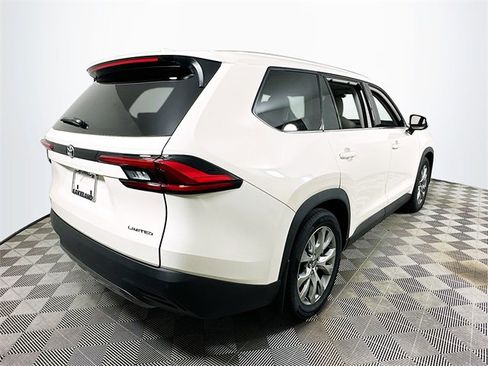 Used 2024 Toyota Grand Highlander XLE image 3