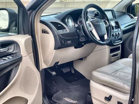 Used 2015 Chrysler Town & Country LX FWD image 3