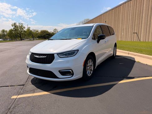 Used 2024 Chrysler Pacifica Touring-L FWD image 4