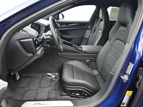 Used 2025 Porsche Panamera image 9