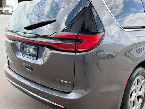 Used 2023 Chrysler Pacifica Limited FWD image 8