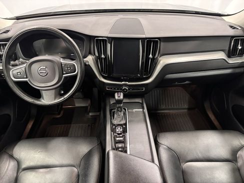 Used 2019 Volvo XC60 T5 Momentum w/ Premium Package image 2