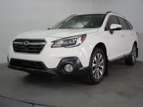 Used 2018 Subaru Outback 2.5i Touring AWD/4WD image 3