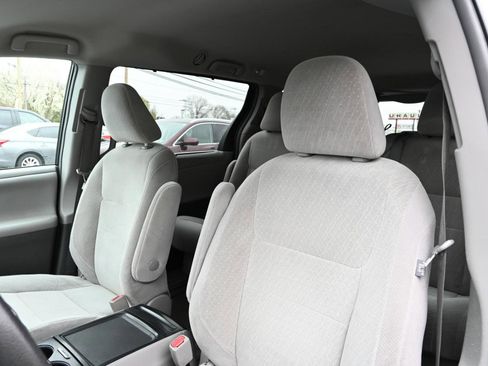 Used 2017 Toyota Sienna LE image 14