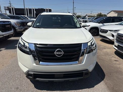 Used 2022 Nissan Pathfinder SV w/ SV Premium Package FWD image 2