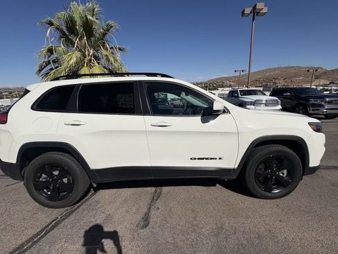 Used 2019 Jeep Cherokee Latitude Plus AWD/4WD image 6