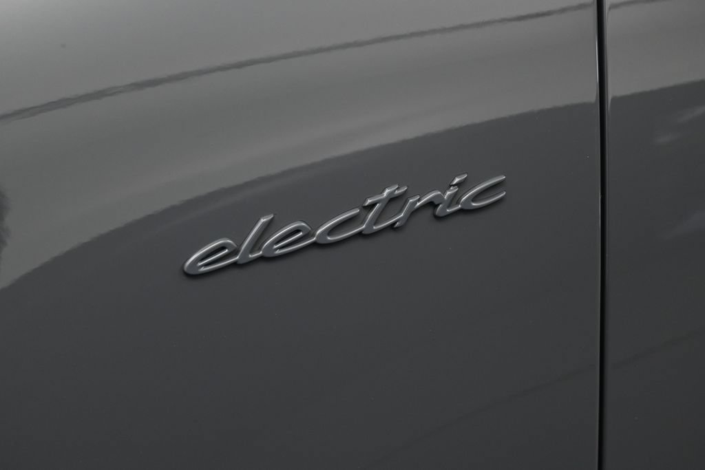 Certified 2025 Porsche Macan 4 Electric AWD/4WD image 37