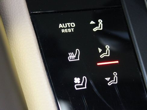 Used 2025 Porsche Macan w/ Premium Package Plus image 32