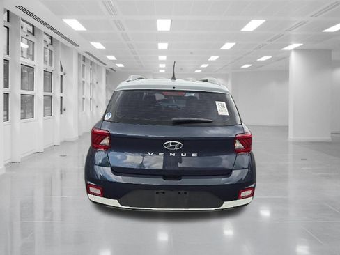 Used 2023 Hyundai Venue Limited FWD image 4
