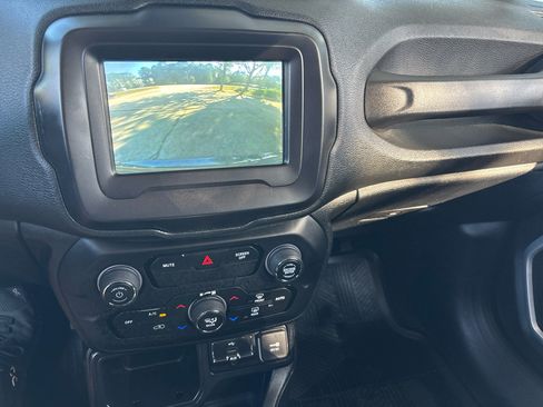 Used 2018 Jeep Renegade Latitude image 16