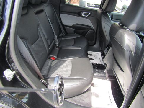 Used 2024 Jeep Compass Latitude AWD/4WD image 16