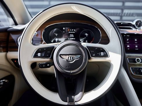 Used 2023 Bentley Bentayga Extended Wheelbase image 56