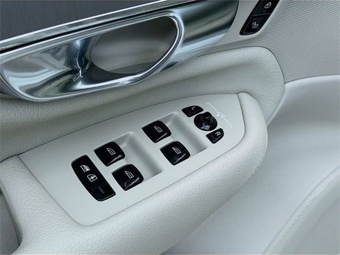 Used 2022 Volvo XC90 T5 Momentum w/ Advanced Package image 24