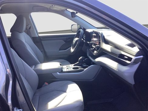 Used 2023 Toyota Highlander L image 18