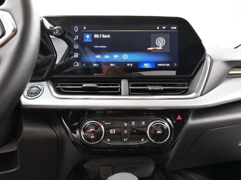 Used 2024 Chevrolet Trax LT w/ Sunroof Package FWD image 20