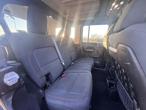 Used 2019 Jeep Wrangler Unlimited Rubicon w/ Cold Weather Group image 28