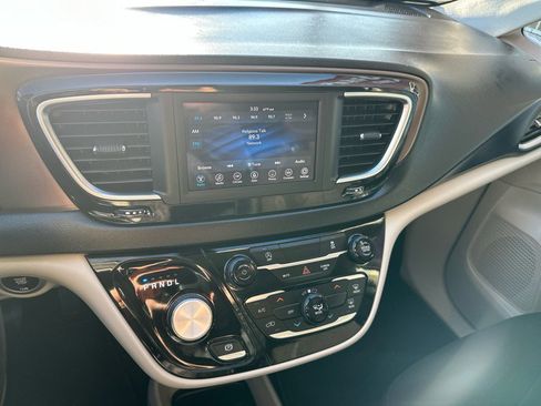 Used 2021 Chrysler Voyager L image 15