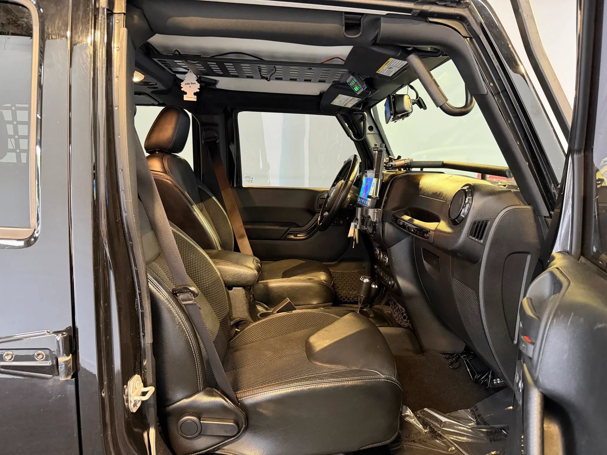 Used 2017 Jeep Wrangler Unlimited Sahara AWD/4WD image 27